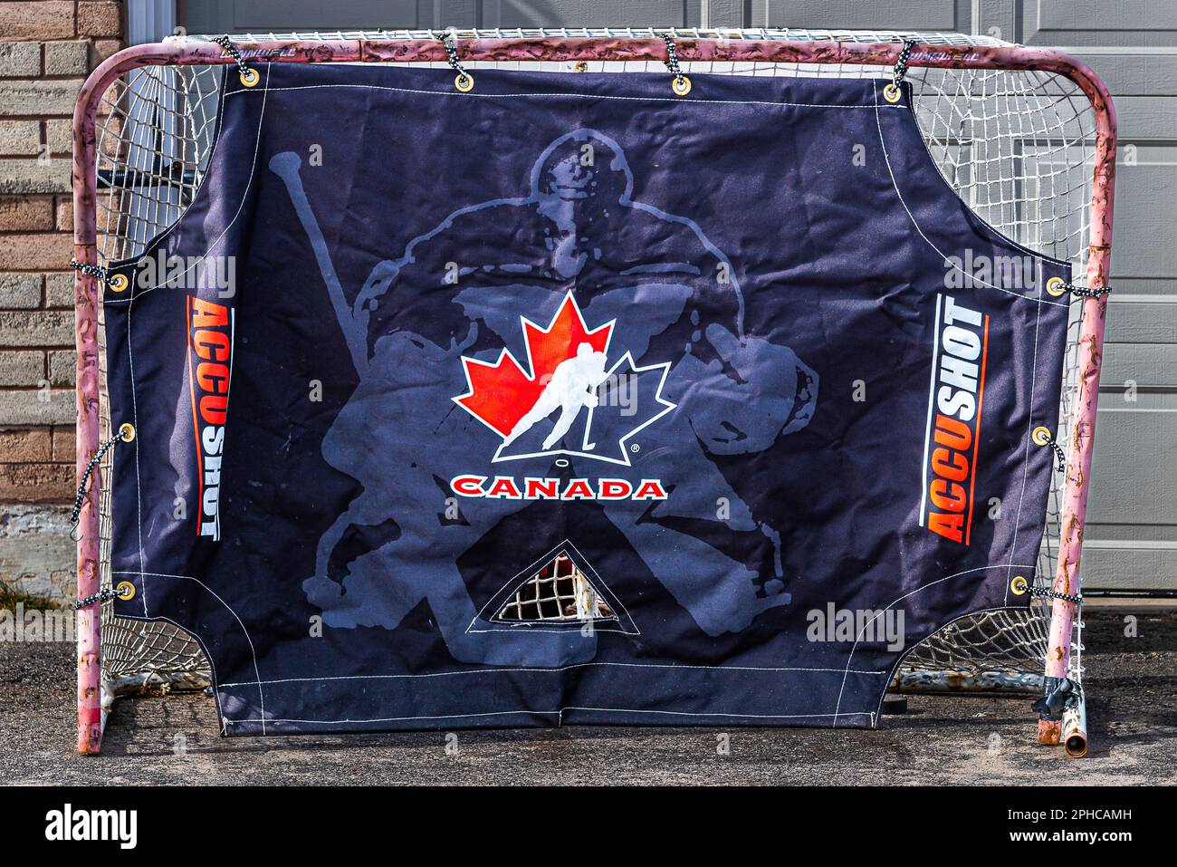 Hockey-Tor. Viele Viertel in kanadischen Städten, ein häufiger Anblick von Hockeyspielen im Hinterhof. Hockey ist hier ein übliches Bild. Kanadischer Sport. Stockfoto
