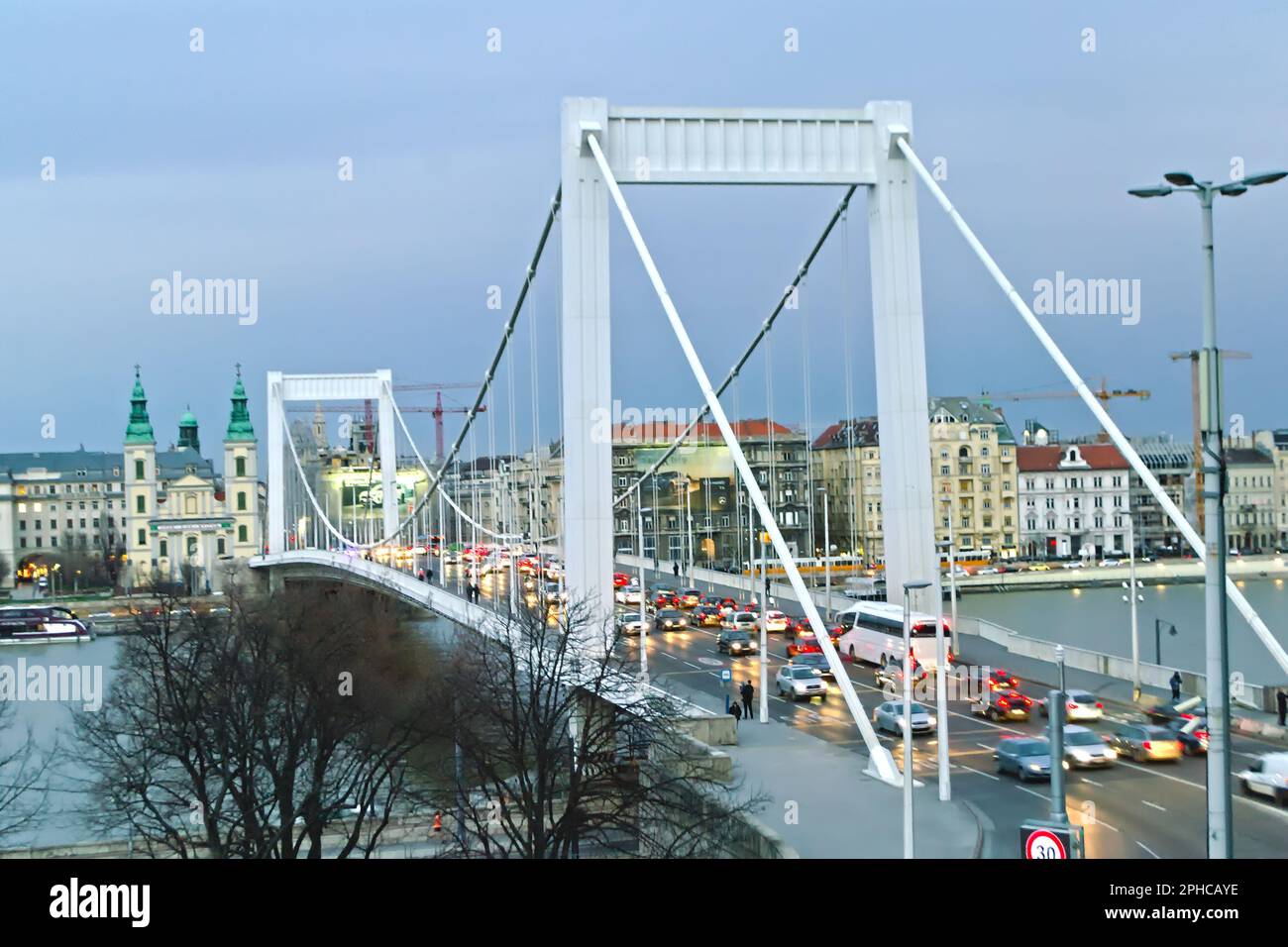 Erzsebet-BrErzsebet-Brücke in Budapest, Ungarn, Blick von den Hügeln, Abenddämmerung, Autos mit Scheinwerfern an, auf der Brücke Stockfoto