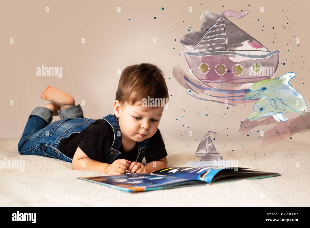 Das Kind liest ein Buch, während es auf dem Bett liegt, und stellt sich Delfine, Schiffe und Abenteuer vor. Stockfoto