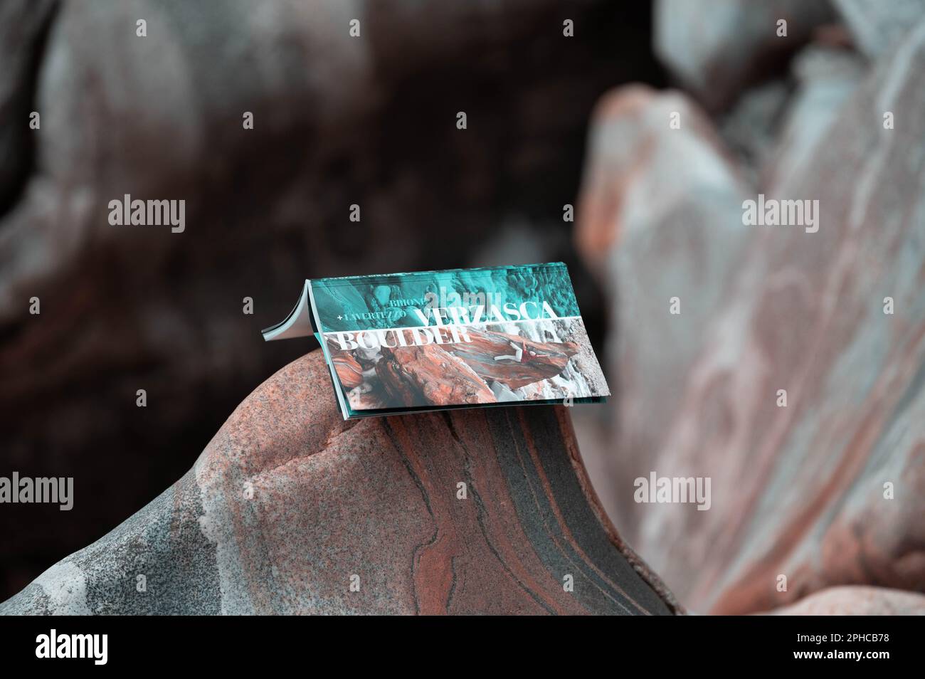 Buchen Sie auf einem Stein im verzasca-Tal in tessin, in der wunderschönen schweiz Stockfoto
