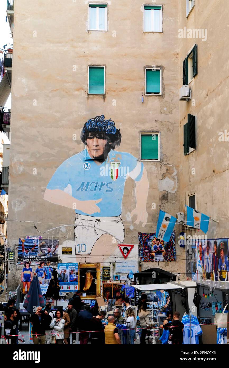 Das Wandgemälde von Diego Armando Maradona, das von Mario Filardi im Viertel Quartieri Spagnoli geschaffen wurde, ist in Neapel (Italien), 22. März 2023 zu sehen. Stockfoto