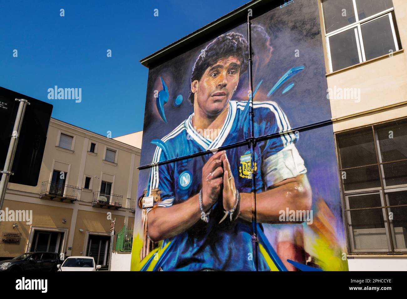 Ein Wandgemälde von Maxi Bagnasco, das Diego Armando Maradona darstellt, ist in Pompeji (Italien) zu sehen. Stockfoto