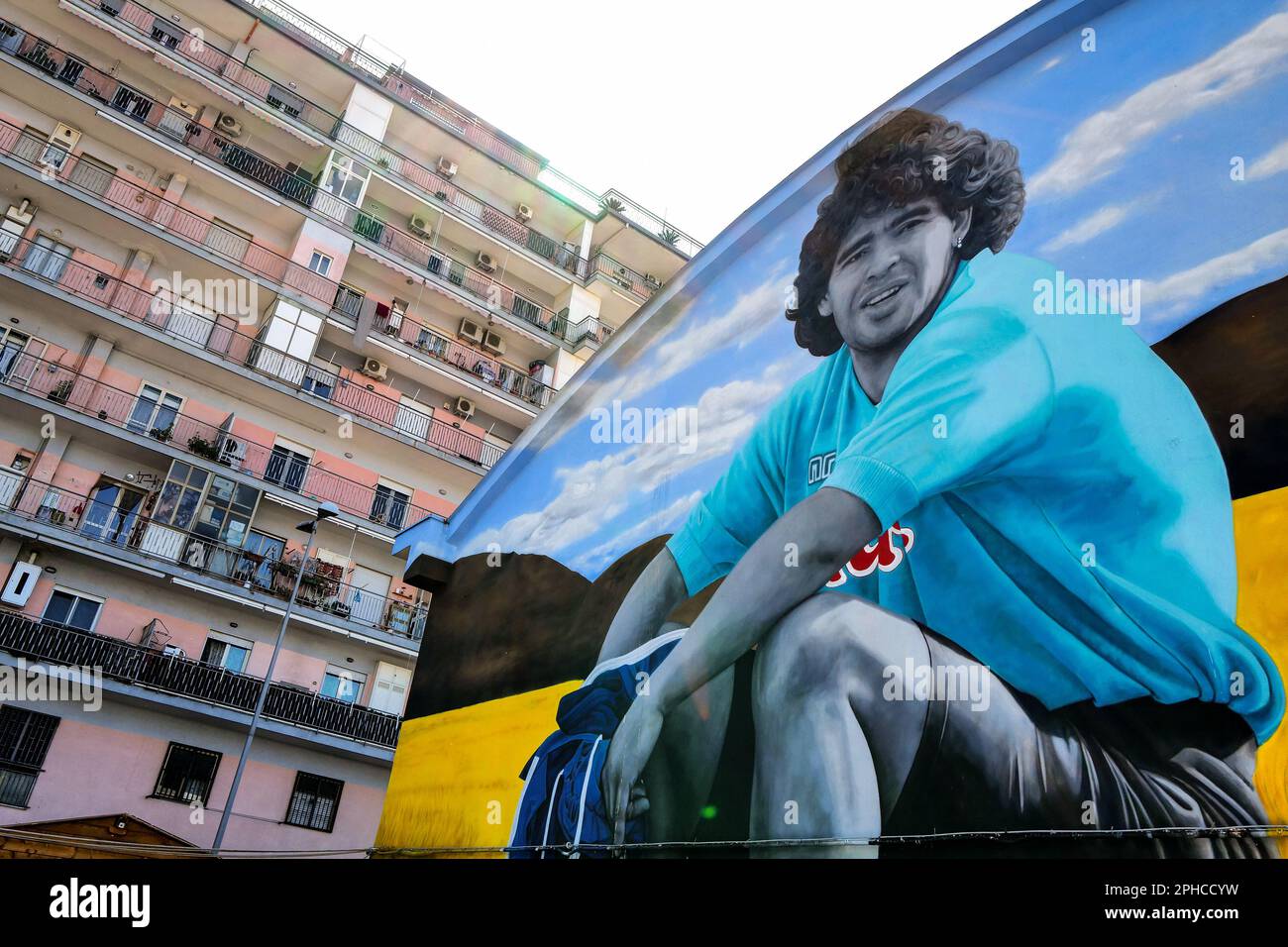 Ein Wandgemälde mit Diego Armando Maradona, hergestellt von der Künstlerin Leticia Mandragora, in Gragnano Stockfoto