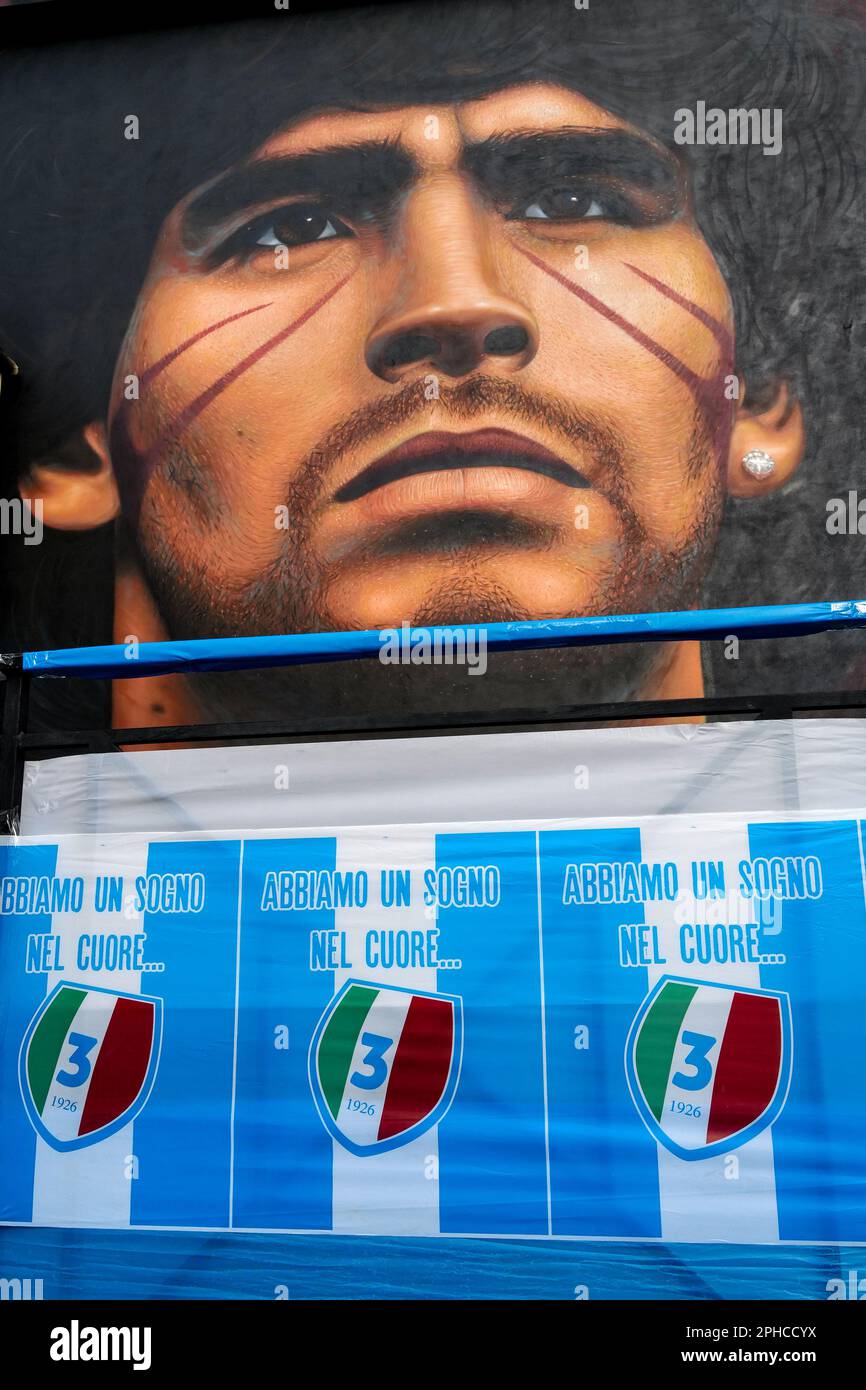 Ein Wandgemälde, das Diego Armando Maradona darstellt, gemalt vom Künstler Agoch Jorit im Jahr 2017, ist in Quarto zu sehen Stockfoto