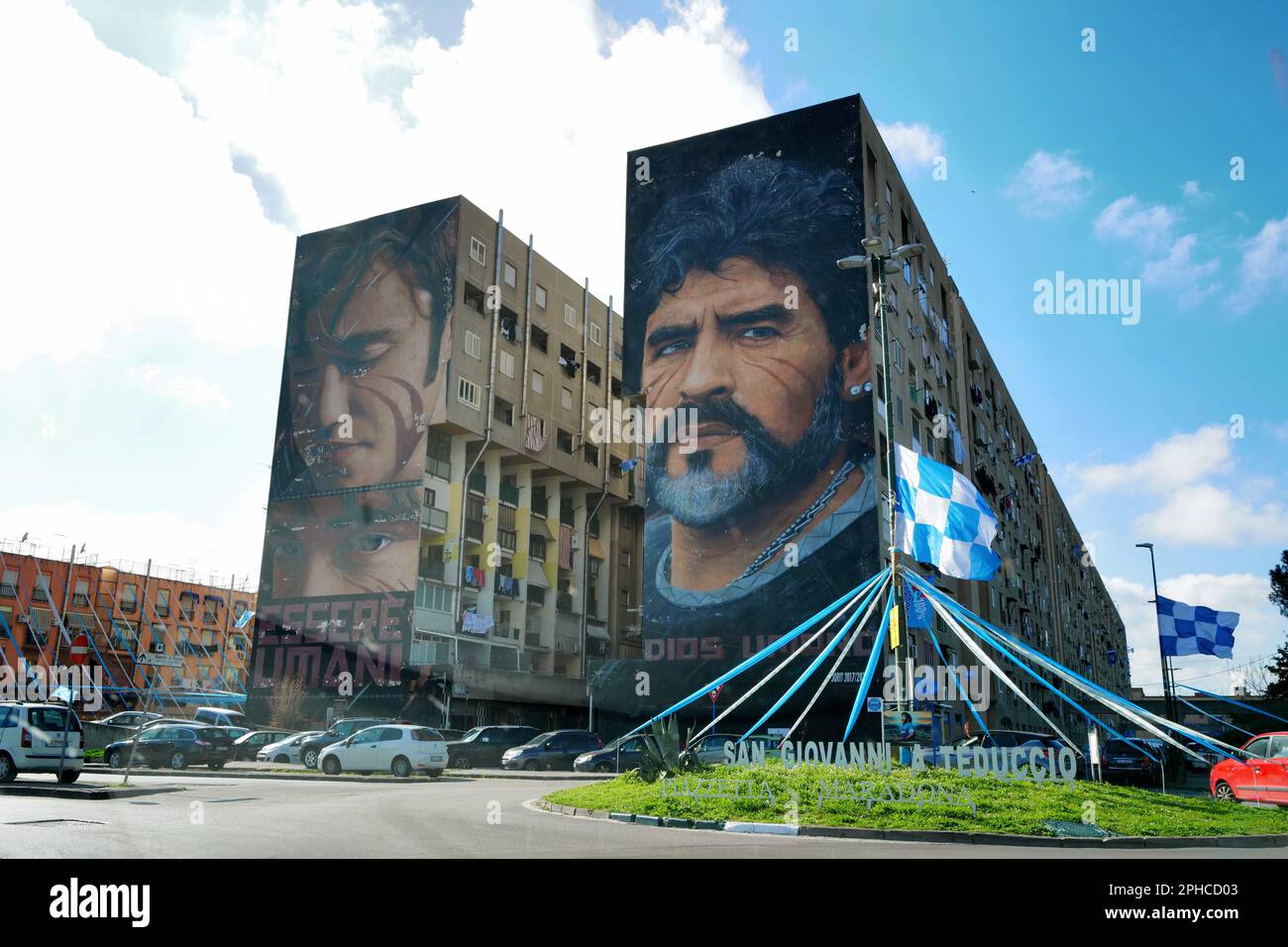 Ein Wandgemälde mit Diego Armando Maradona neben einem anderen Wandgemälde mit Niccolò, einem autistischen Jungen, vom Künstler Agoch Jorit Stockfoto