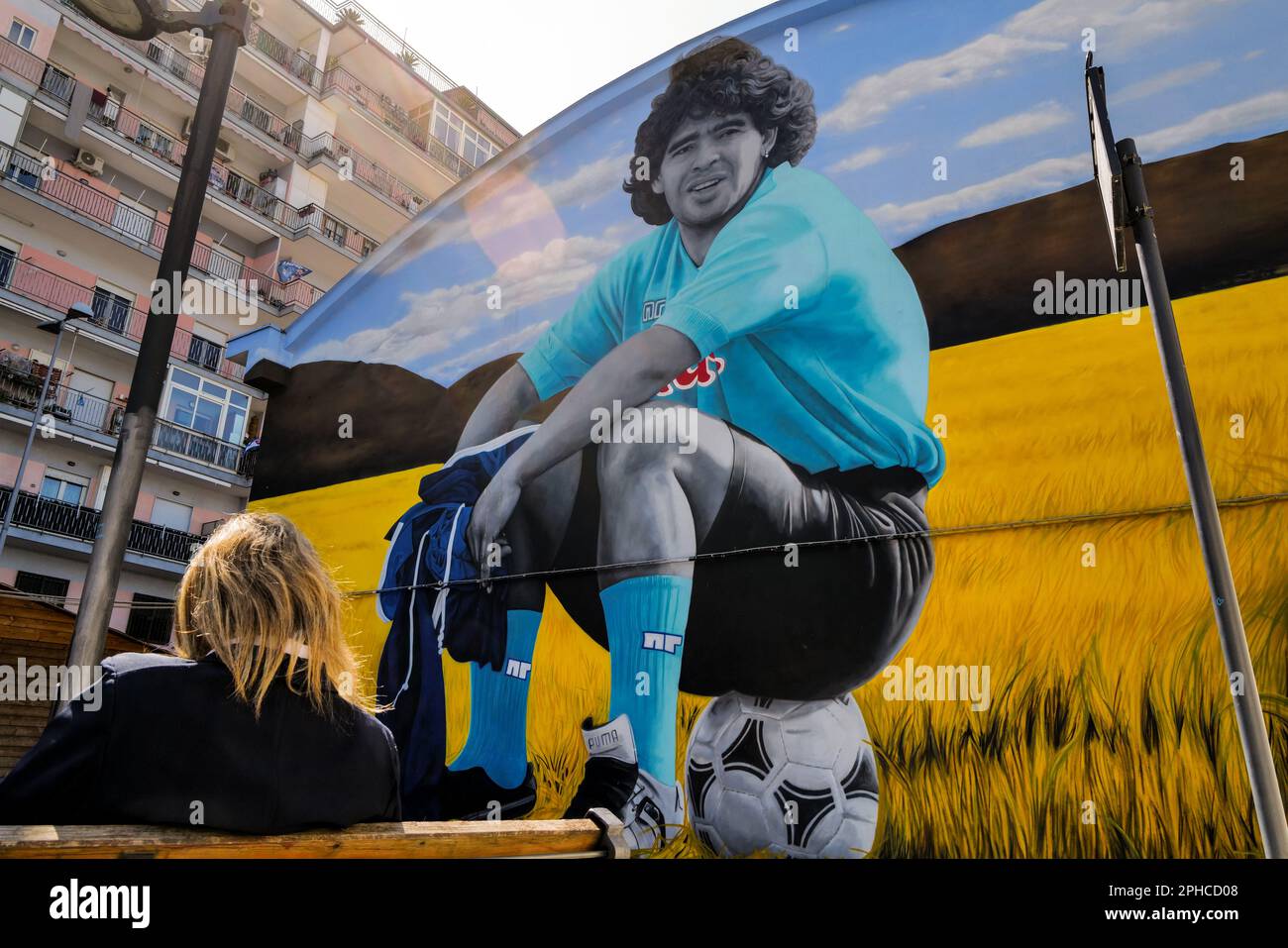 Ein Wandgemälde mit Diego Armando Maradona, hergestellt von der Künstlerin Leticia Mandragora, in Gragnano Stockfoto