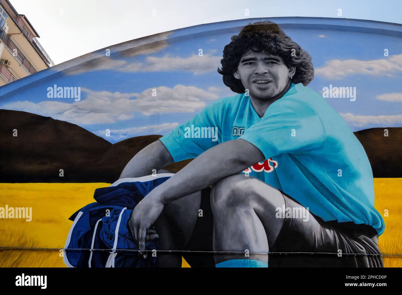 Ein Wandgemälde mit Diego Armando Maradona, hergestellt von der Künstlerin Leticia Mandragora, in Gragnano Stockfoto