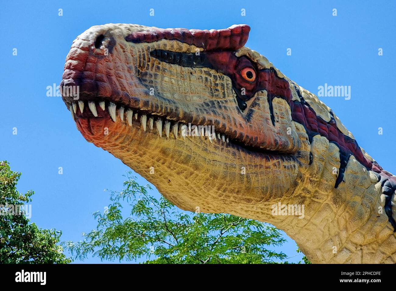 Morella, Spanien - 09. August 2022 : die Dinosaurierausstellung in Morella bietet lebensgroße Modelle und Fossilien prähistorischer Kreaturen, die faszinierend sind Stockfoto