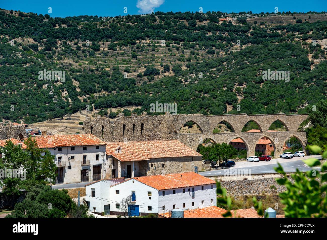 Das Aquädukt von Santa Llucia in Morella, Spanien, ist ein historisches römisches Wunderwerk mit wunderschönen Bögen und kultureller Bedeutung. Stockfoto