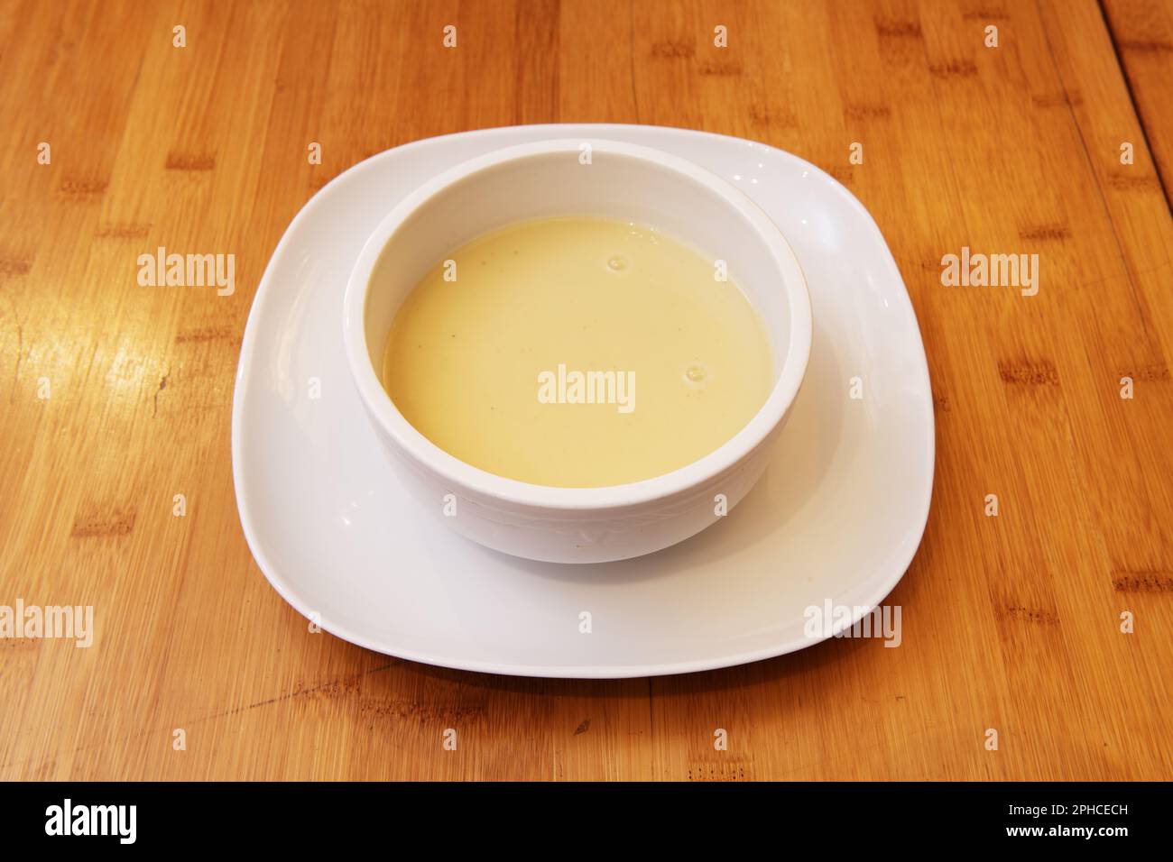 Pilzcreme ist eine gängige Art von Dosensuppe. Pilzcreme wird häufig als Grundzutat in vielen Eintöpfen und Lebensmitteln der Menschheit verwendet Stockfoto