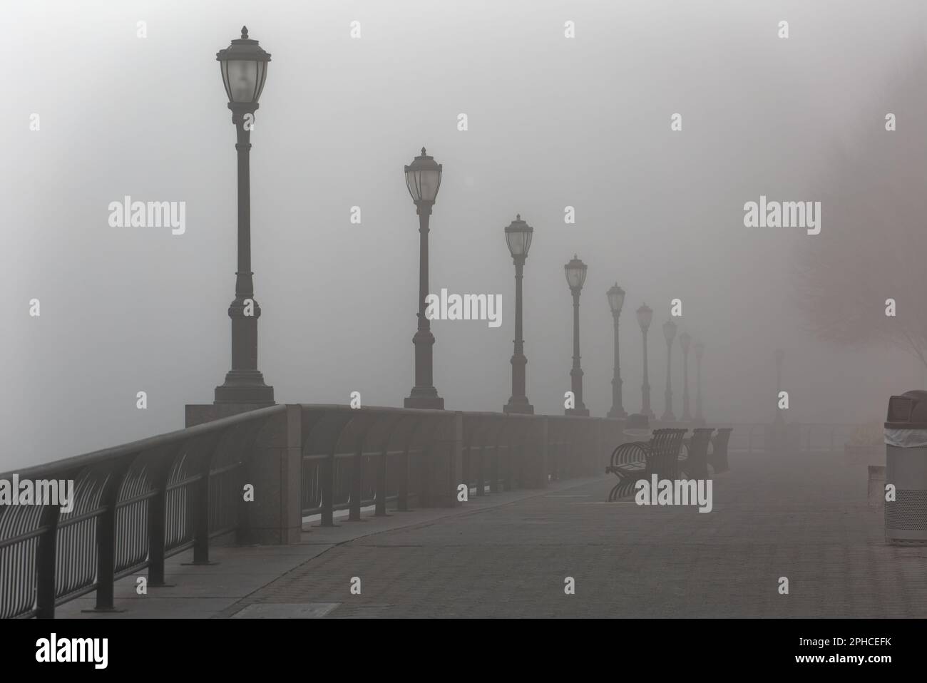 Battery Park City Esplanade an einem nebligen Februar Morgen, unheimlich ruhig und verlassen. Stockfoto
