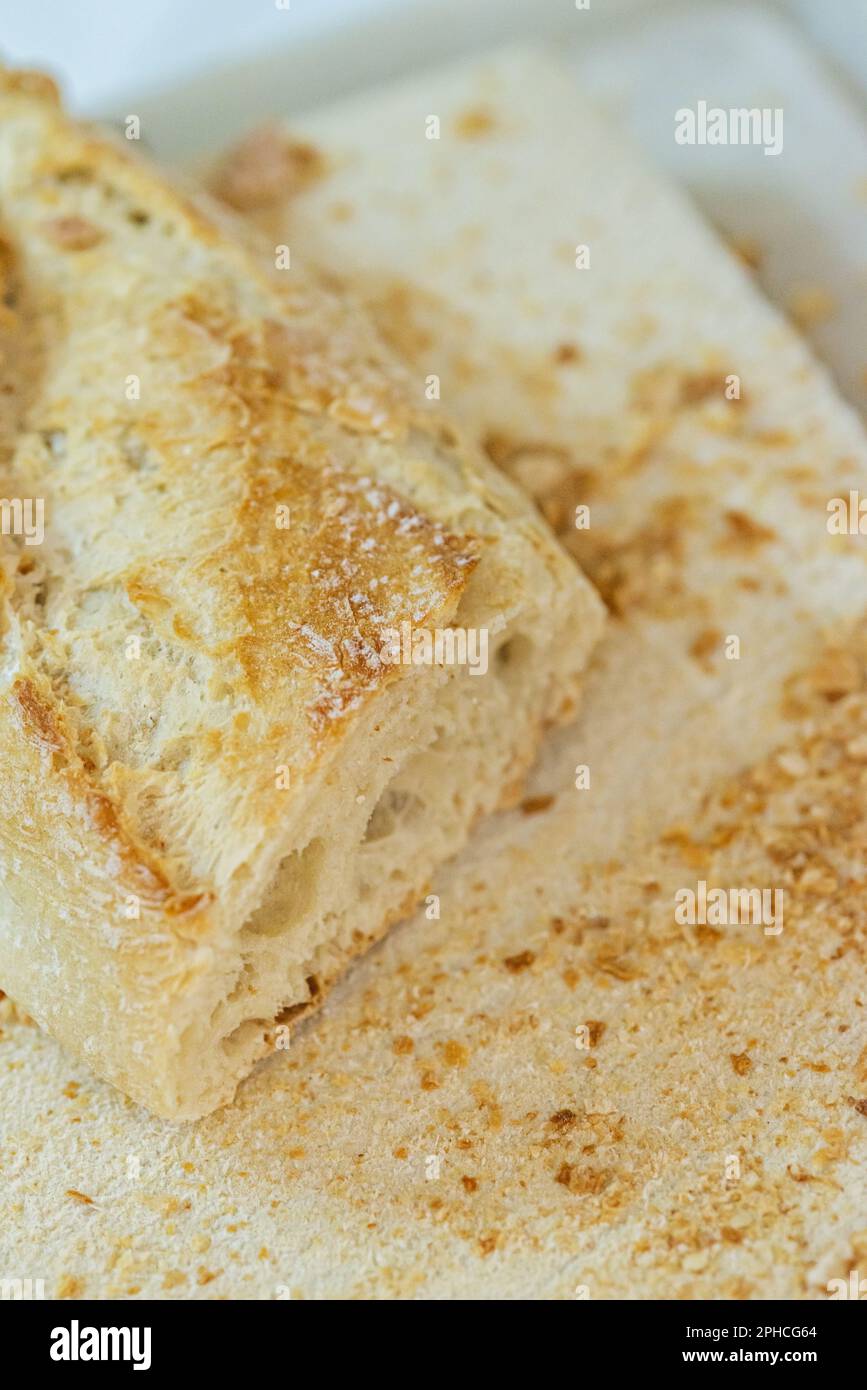 Brot ein Grundnahrungsmittel, das Teil der traditionellen Ernährung in Europa, dem Nahen Osten, Indien, Amerika und Ozeanien ist. Es wird durch Backen eines Teigs zubereitet, Mad Stockfoto