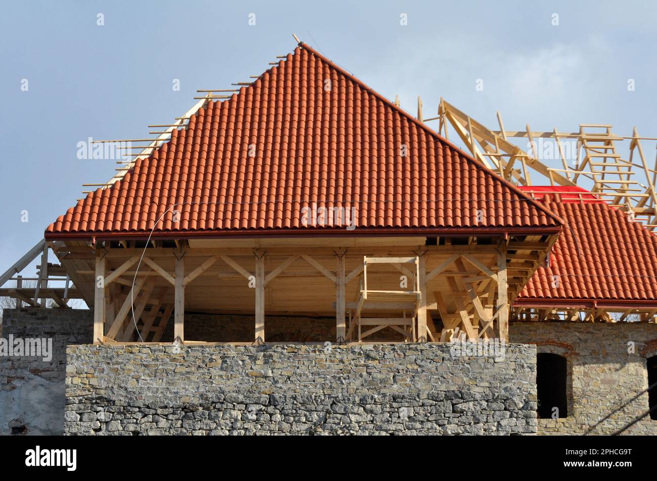 Für den Wiederaufbau des alten Gebäudes werden Keramikfliesen verwendet Stockfoto