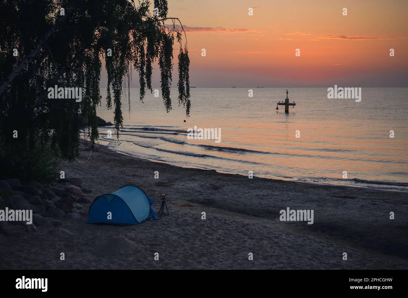 Wunderschöne Küstenlandschaft am Morgen. Zelt am Strand in Gdynia, Polen. Stockfoto