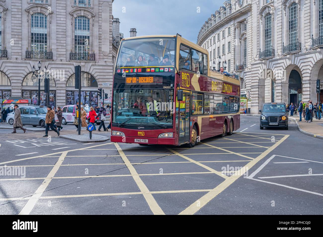 LONDON, Großbritannien, 10. MÄRZ 2023: Big Bus Tours in London Stockfoto