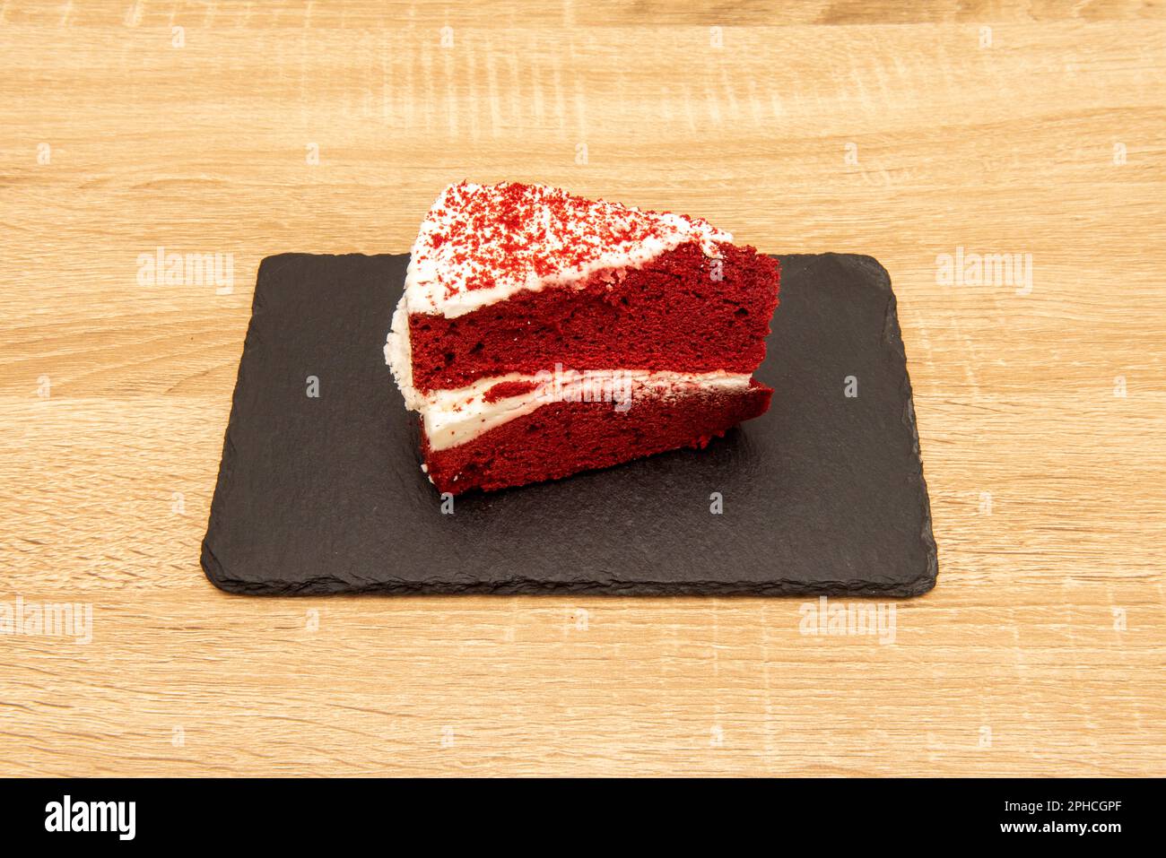 Ein roter Samtkuchen ist ein Schokoladenkuchen mit einer tiefroten oder leuchtend roten Farbe. In der Regel zubereitet als mehrschichtiger Kuchen, der mit einer Frischkäse-Glasur oder cooke bedeckt ist Stockfoto