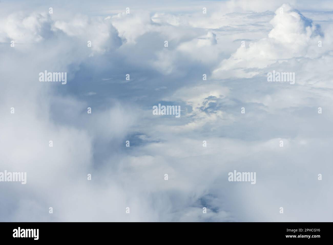 Eine Wolke ist ein sichtbarer Hydrometeor, der durch Ansammlung von Eiskristallen und/oder mikroskopisch kleinen Wassertröpfchen entsteht, die in der Atmosphäre schwebend sind Stockfoto