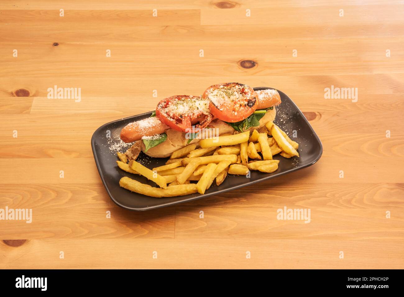 Der Hot Dog ist ein Essen in Form eines Sandwichs mit einer Kombination aus frankfurter oder Wiener Wurst, gekocht oder gebraten, serviert in einem verlängerten Brötchen Stockfoto