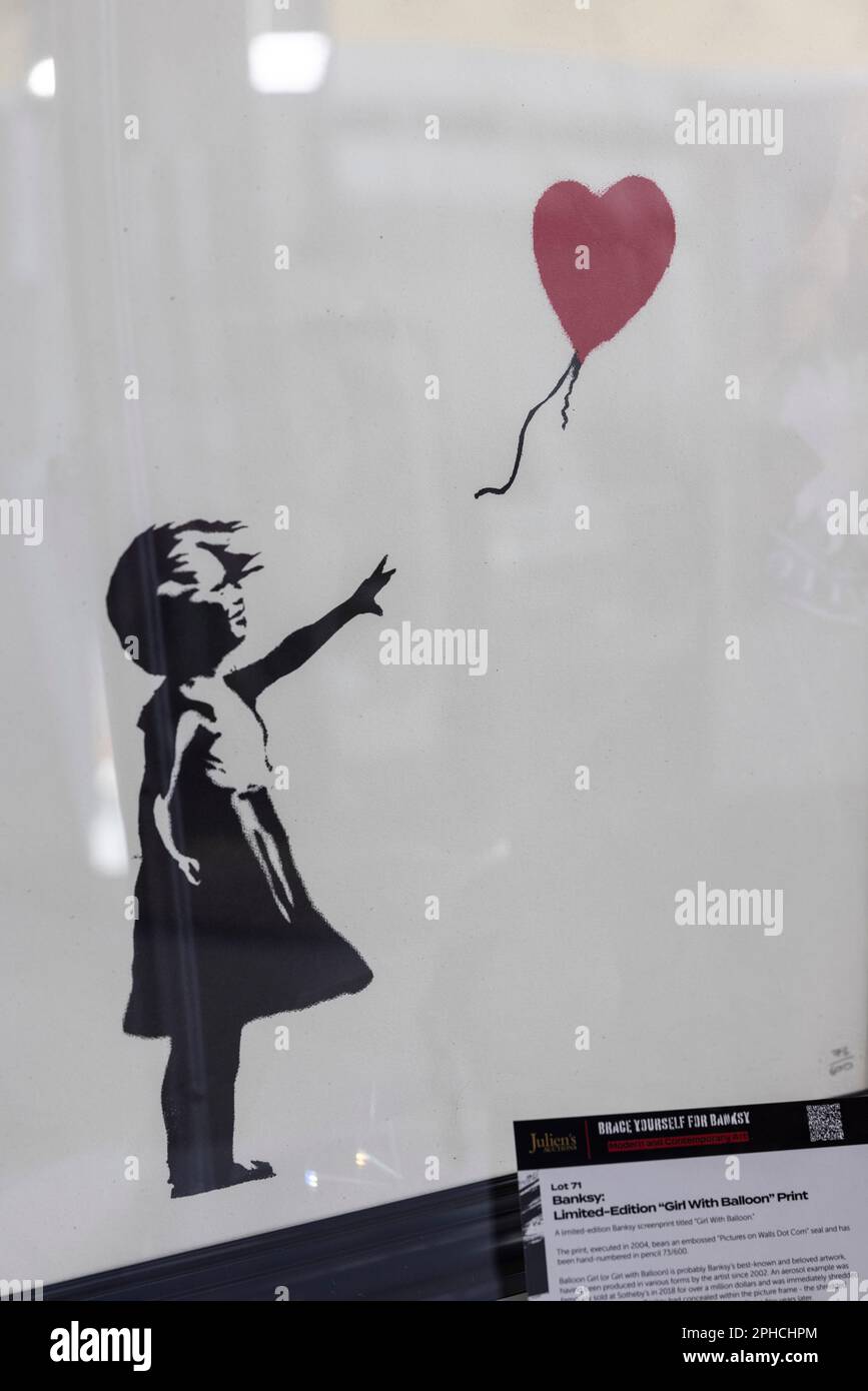 Beverly Hills, USA. 27. März 2023. Machen Sie sich bereit für die Auktion moderner und zeitgenössischer Kunst bei Julien's Auctions. „Banksy Girl with Balloon“-Aufdruck. 3/27/2023 Beverly Hills, CA., USA (Foto: Ted Soqui/SIPA USA) Guthaben: SIPA USA/Alamy Live News Stockfoto