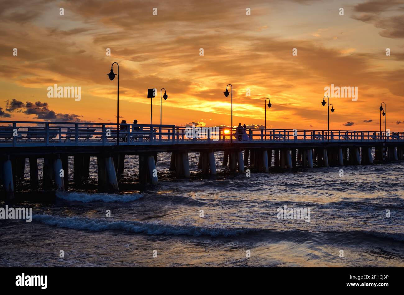 Wunderschöne Küstenlandschaft am Morgen. Beliebter Pier in Gdynia, Polen bei Sonnenaufgang. Stockfoto