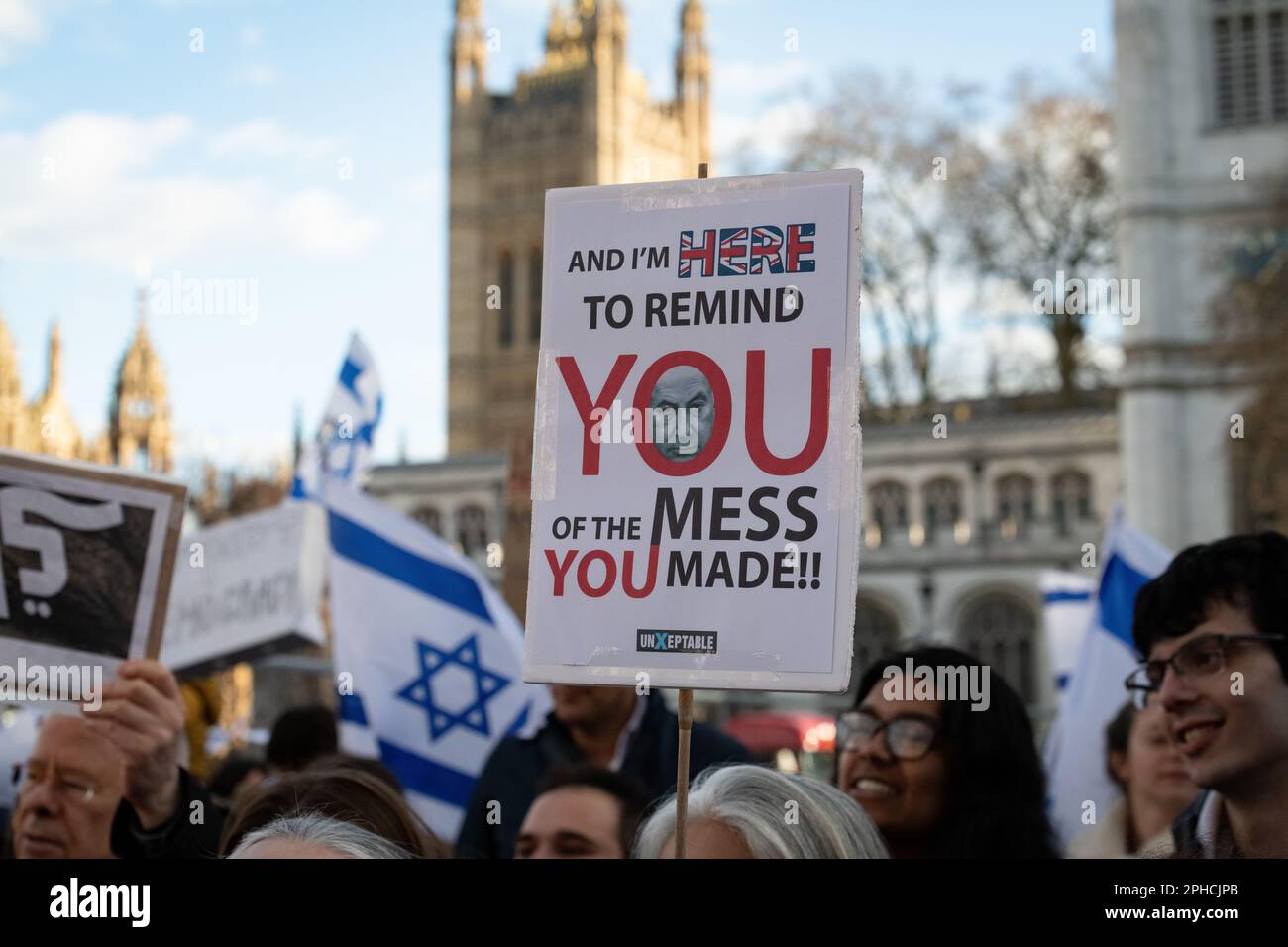 Britische und Diaspora-Juden protestieren auf dem Parlamentsplatz gegen die umstrittenen Pläne des israelischen Premierministers Benjamin Netanjahu, das israelische Justizsystem zu überarbeiten Stockfoto