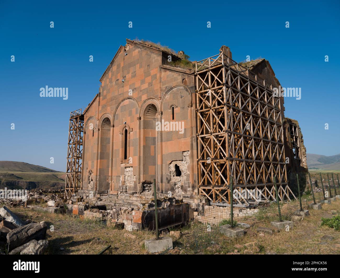 Armenische Kathedrale in der Stadt Ani. Außenansicht der Kathedrale von Ani bei Sonnenaufgang. . Ani ist eine ruinierte mittelalterliche armenische Stadt in der Türkei Stockfoto