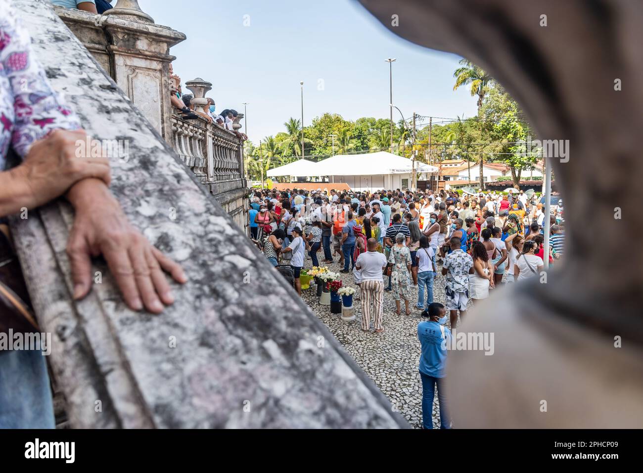 Salvador, Bahia, Brasilien - 08. Dezember 2022: Hunderte von Menschen beten während einer Outdoor-Messe zu Ehren von Nossa Senhora da Conceicao da Praia, in den CI Stockfoto