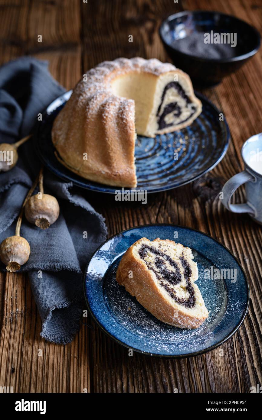 Köstlicher Hefe-Bundt-Kuchen mit Mohnsamen Stockfoto