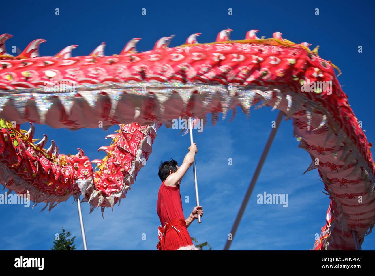 Der Mann trat beim traditionellen chinesischen Drachentanz bei der Canada Day Parade auf Stockfoto