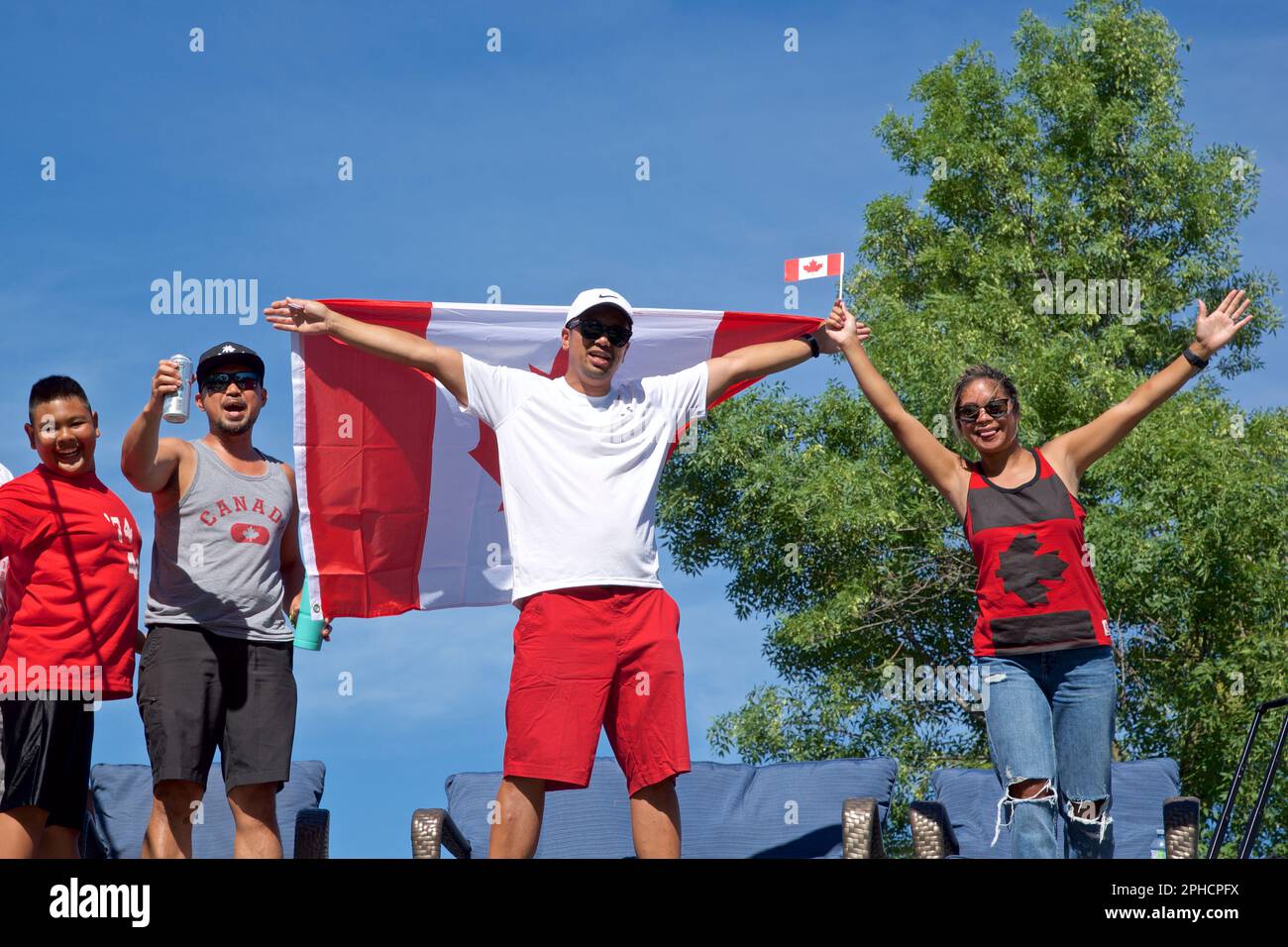 Toronto, Ontario/Kanada - 01. Juli 2019: Menschen schwenken bei der Canada Day Parade mit der Flagge Stockfoto