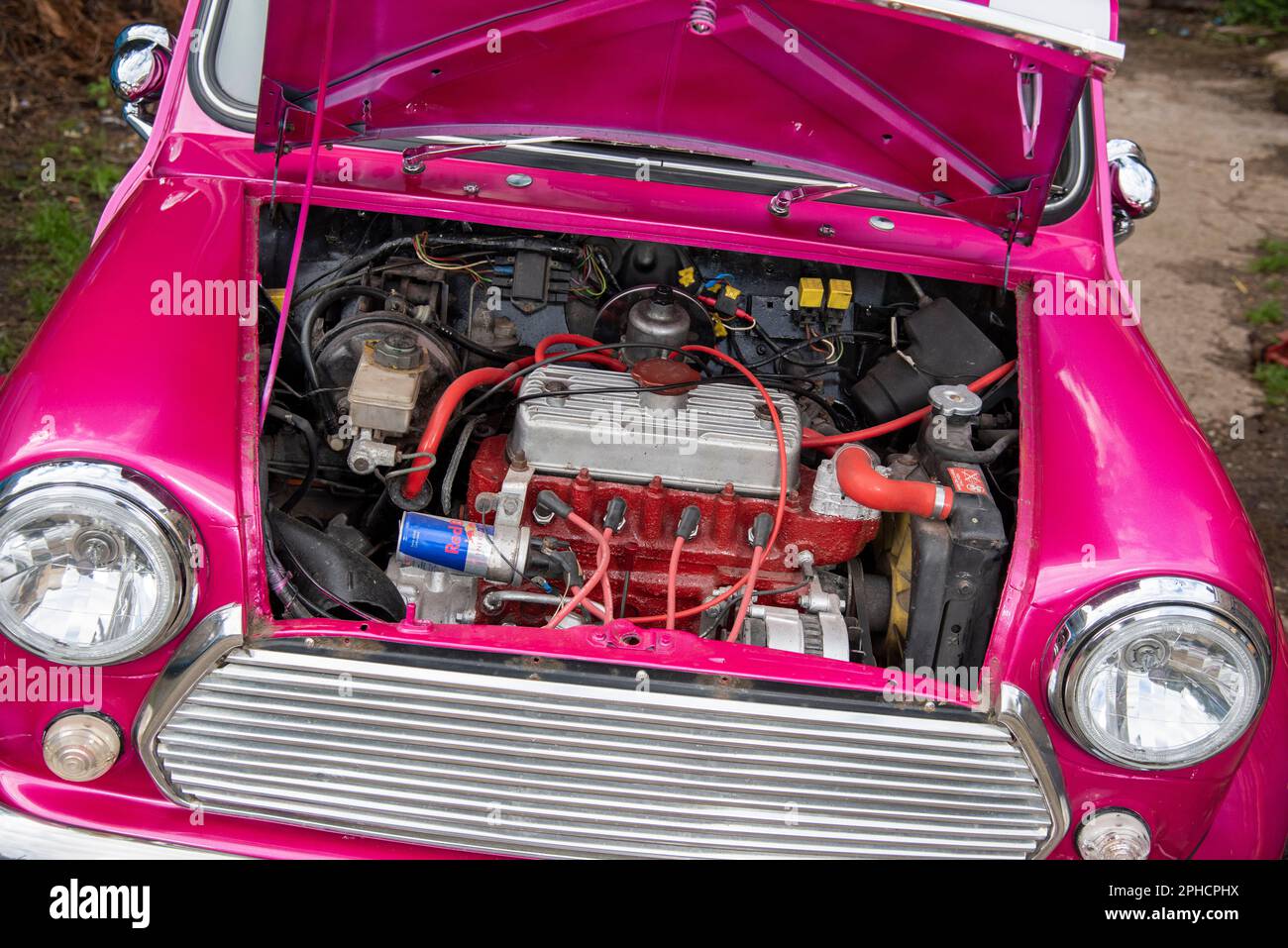 Classic Sixties Austin Mini jn in Metallic-Pink mit aufgesetzter Motorhaube, die den Motor zeigt Stockfoto