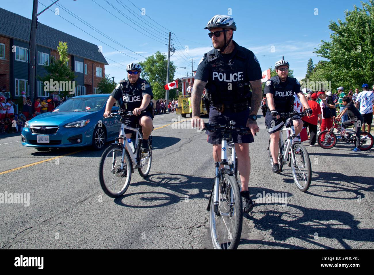Toronto, Ontario, Kanada - 01/07/2019: Polizei fährt Fahrrad, um die Sicherheit auf der Straße zu gewährleisten Stockfoto