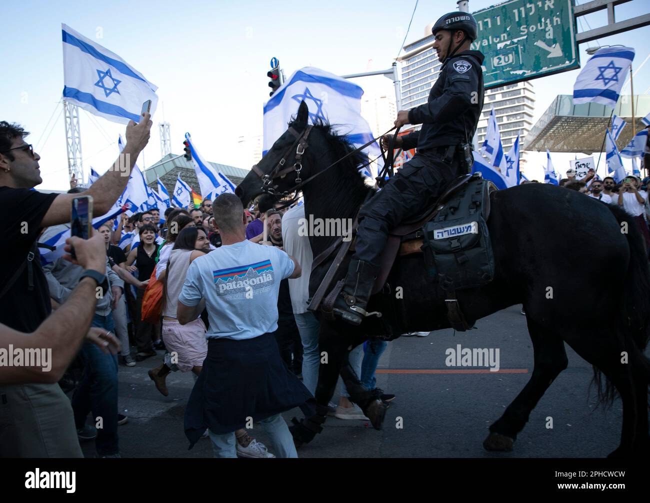 Tel Aviv, Israel. 27. März 2023. Menschen stoßen bei einem Protest gegen einen Plan zur Generalüberholung der Justiz in Tel Aviv, Israel, am 27. März 2023 mit einem berittenen Polizisten in Konflikt. Der israelische Ministerpräsident Benjamin Netanjahu kündigte am Montagabend an, dass er die Gesetze seines umstrittenen Plans zur Generalüberholung der Justiz des Landes um etwa einen Monat aussetzen werde, um einen "Dialog" zwischen Koalitions- und Oppositionsgesetzgebern zu ermöglichen. Er machte die Bemerkungen in einer Fernsehrede, die kam, nachdem Zehntausende Israelis am Montag vor dem parlament versammelt waren und ein Generalstreik begann. ich verdanke Xinhua Stockfoto