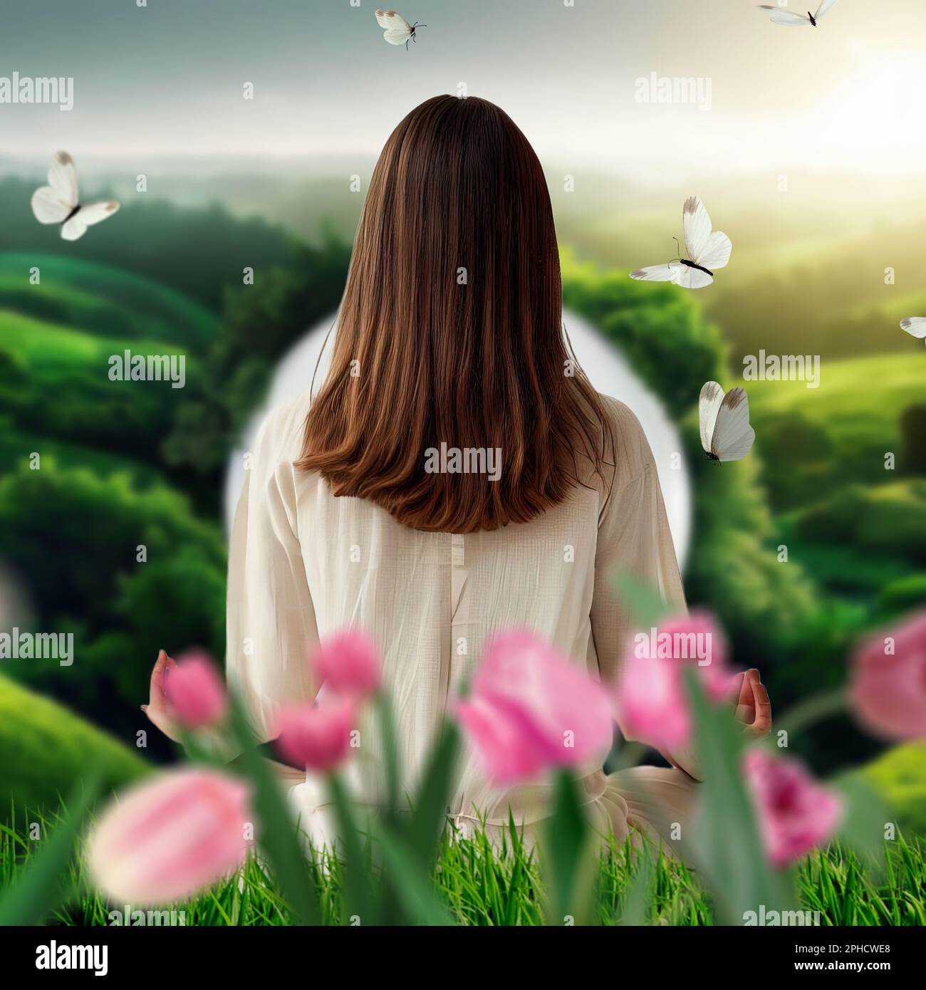 (Meditation) Wahrnehmungsbild einer Frau, die von hinten gesehen wird und an einem idyllischen Ort meditiert, umgeben von Grün Stockfoto