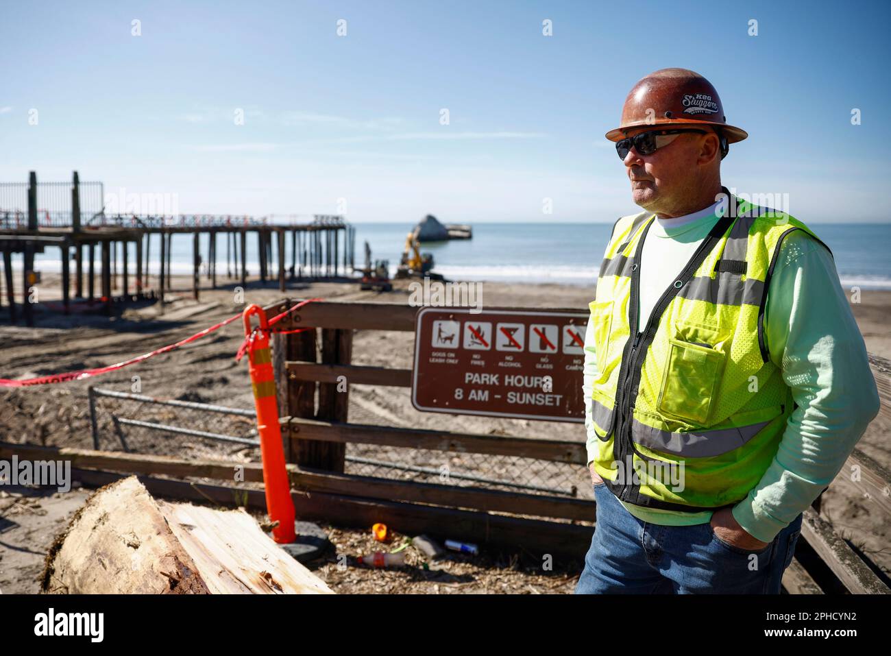 Aptos, Vereinigte Staaten. 27. März 2023. Don Lawson, zusammen mit der Firma Granite Construction, beobachtet, wie Bagger am Seacliff State Beach in Aptos, Kalifornien, am Montag, den 27. März 2023 den Pier abreißen. (Foto: Shae Hammond/The Mercury News/TNS/Sipa USA) Guthaben: SIPA USA/Alamy Live News Stockfoto