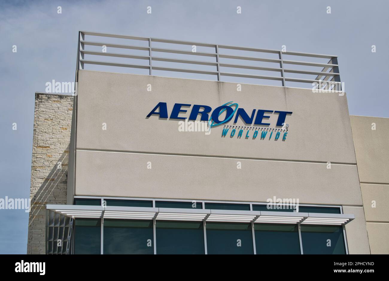 Houston, Texas, USA 03-19-2023: AERONET Worldwide Business Fassade und Schild in Houston, TX. 1982 gegründetes globales Logistikunternehmen. Stockfoto
