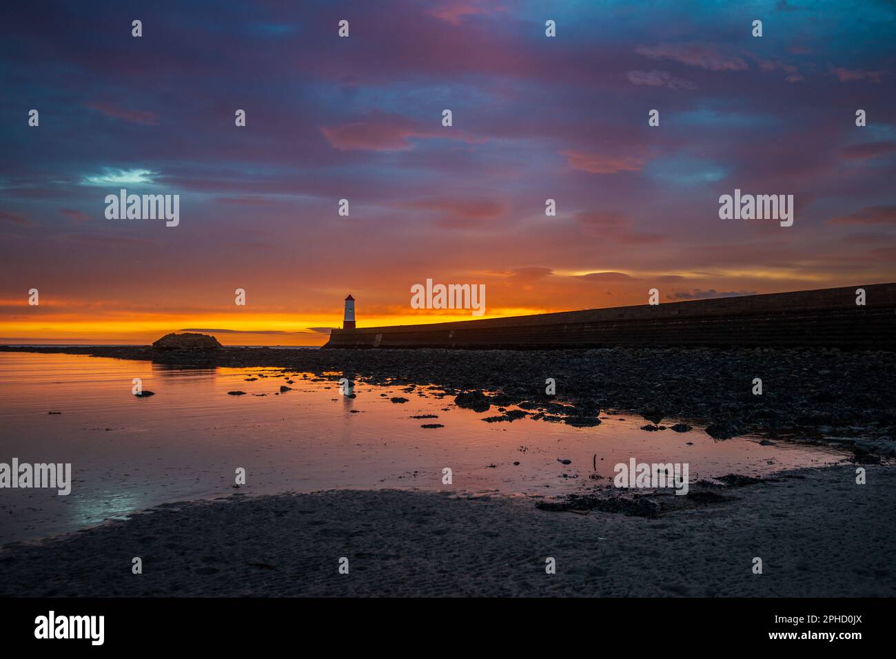 Berwick Pier und Leuchtturm an einem Wintermorgen, Berwick upon Tweed, Northumberland, England, Großbritannien Stockfoto