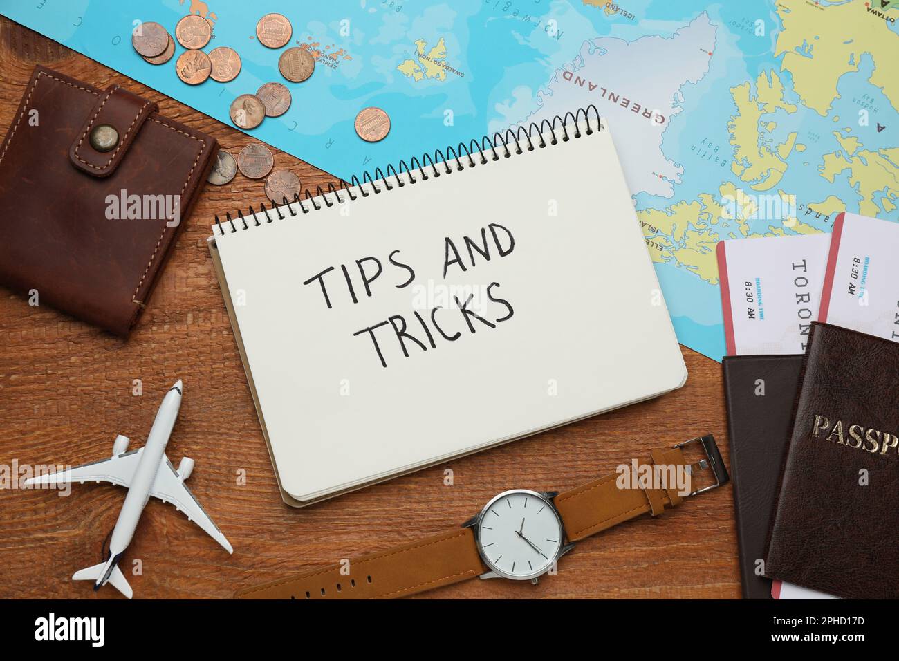 Flache Liegekomposition mit Notizbuch auf Holztisch. Tipps und Tricks Stockfoto