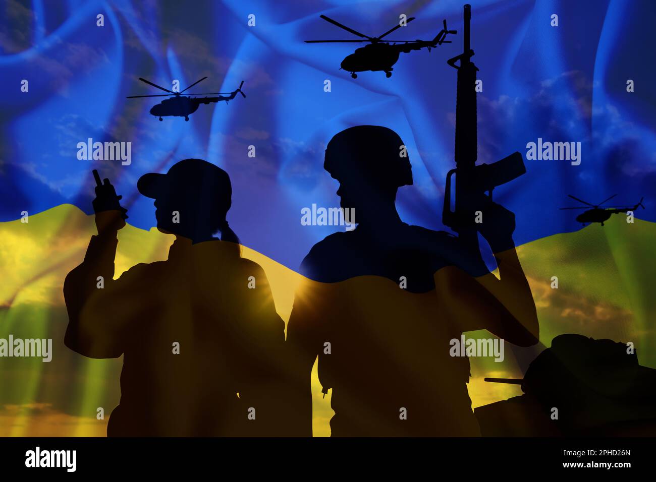 Beenden Sie den Krieg in der Ukraine. Silhouetten von Verteidigern und militärischen Maschinen. Doppelte Exposition der ukrainischen Flagge und des ukrainischen Himmels Stockfoto