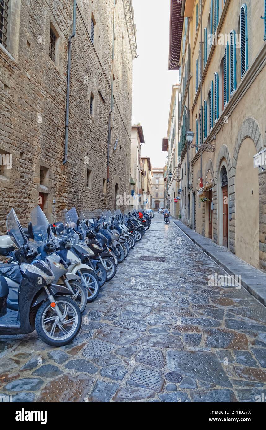 Geparkte Motorräder in einer engen Straße in Florenz, Italien Stockfoto