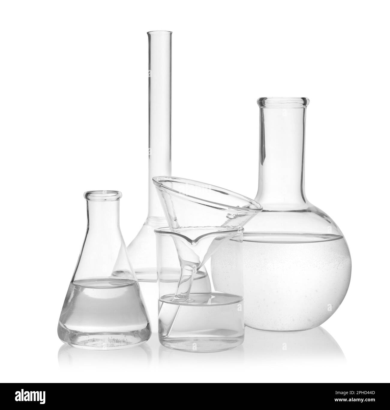 Laborglasgeräte mit transparenter Flüssigkeit auf weißem Hintergrund Stockfoto