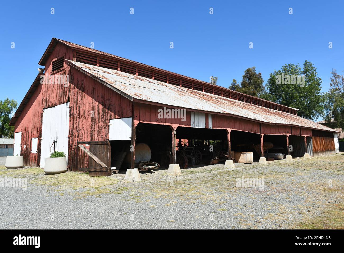 IRVINE, KALIFORNIEN - 27. MÄRZ 2023: Driving Barn at the Irvine Ranch Historic Park, ehemaliges Ranch-Hauptquartier, jetzt ein Park mit alten landwirtschaftlichen Produkten Stockfoto