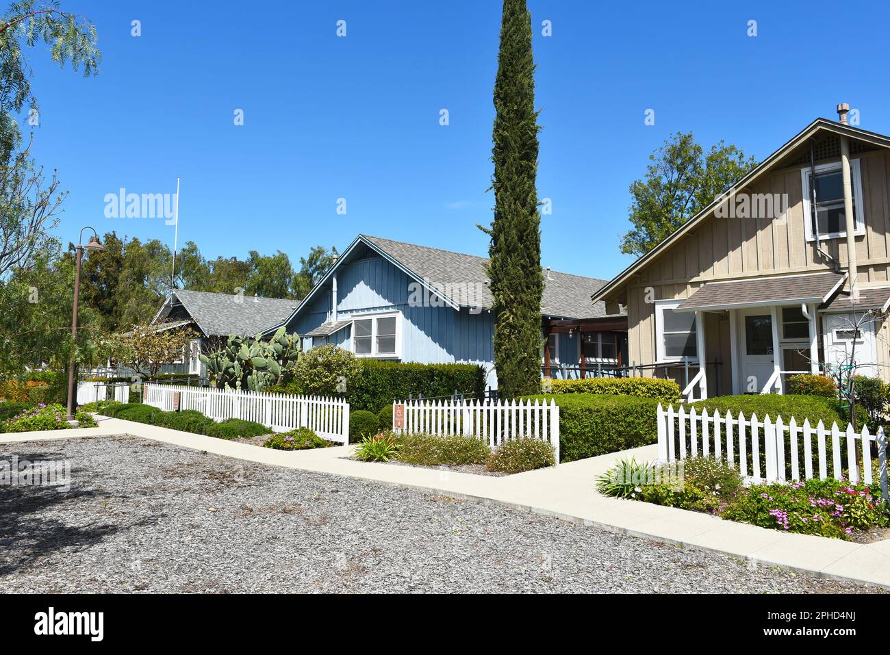 IRVINE, KALIFORNIEN - 27. MÄRZ 2023: Row Houses in the Irvine Ranch Historic Park, ehemaliges Ranch-Hauptquartier, jetzt ein Park mit alten Landwirtschaftsbetrieben Stockfoto