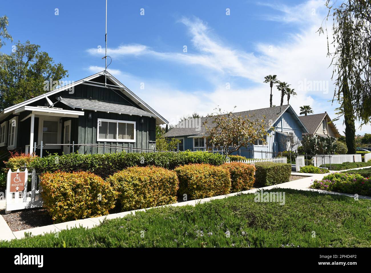 IRVINE, KALIFORNIEN - 27. MÄRZ 2023: Row Houses in the Irvine Ranch Historic Park, ehemaliges Ranch-Hauptquartier, jetzt ein Park mit alten Landwirtschaftsbetrieben Stockfoto