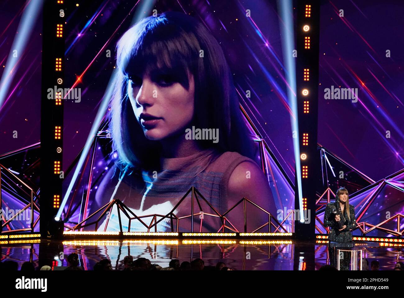 Taylor Swift accepts the Innovator award at the iHeartRadio Music Awards on Monday, March 27, 2023, at the Dolby Theatre in Los Angeles. (AP Photo/Chris Pizzello) Stockfoto
