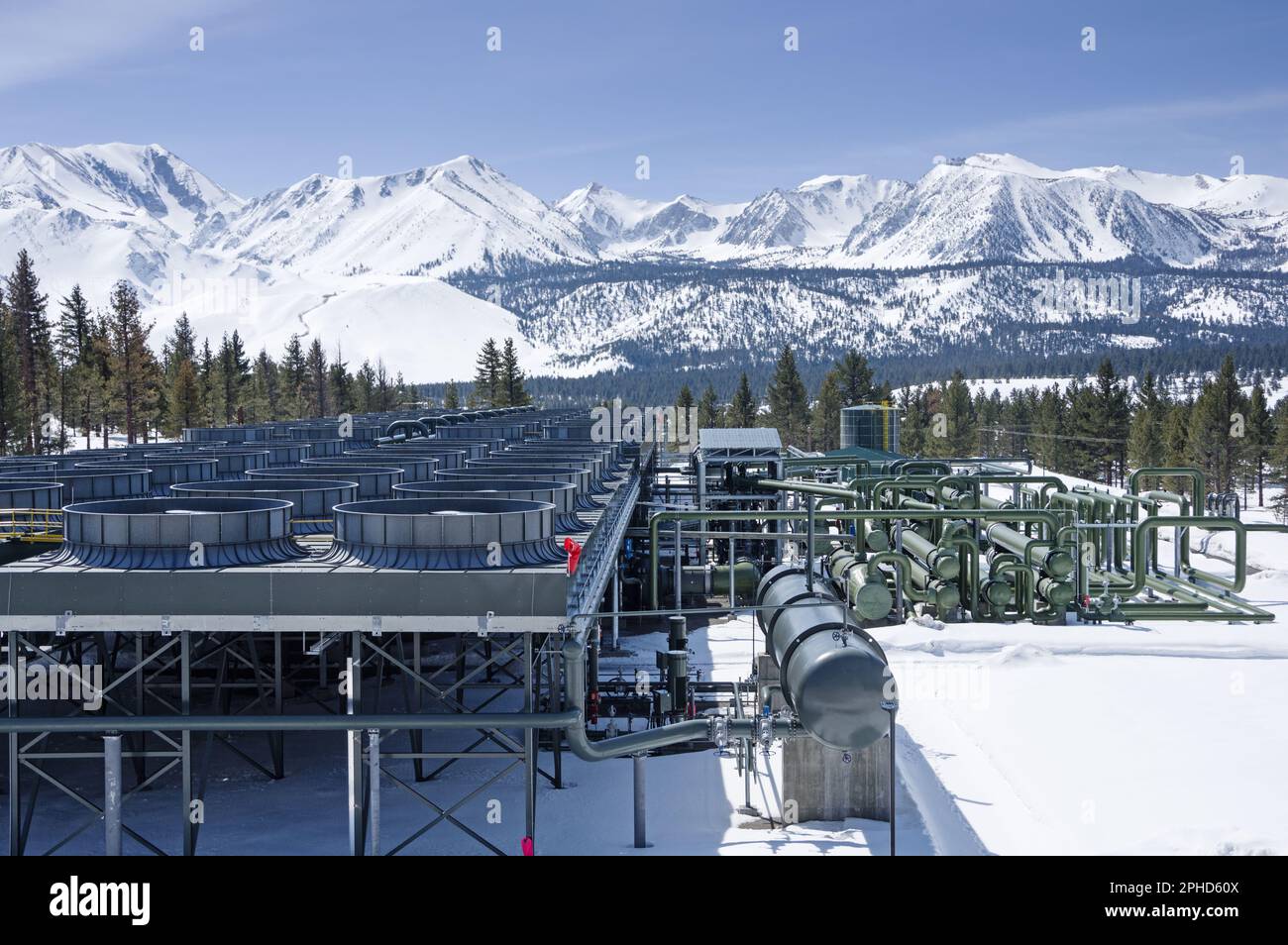 Geothermisches Kraftwerk mit Schnee und Bergen Stockfoto