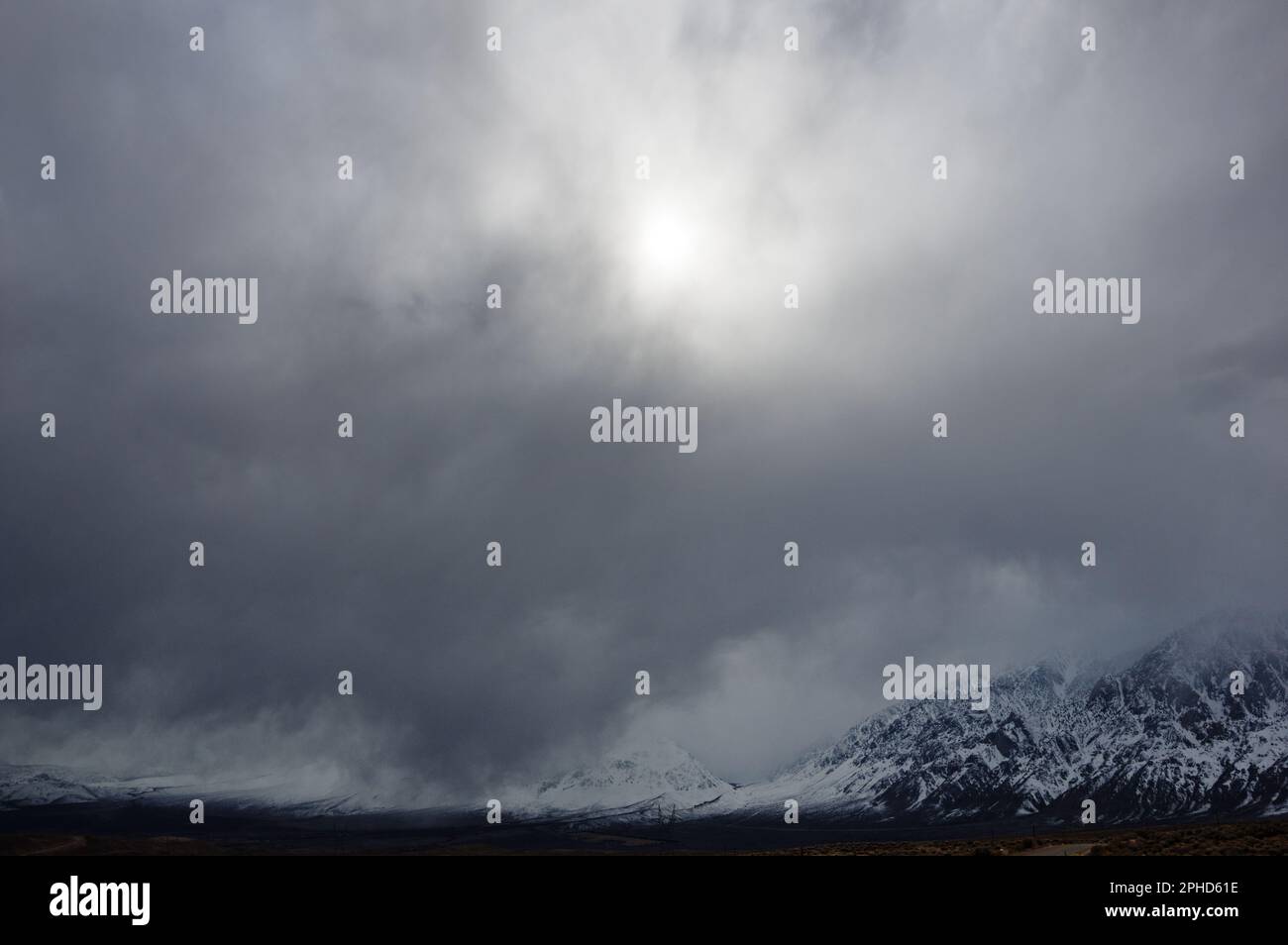 Stürmischer grauer Winterhimmel über dem Round Valley und den Sierra Nevada Mountains Stockfoto