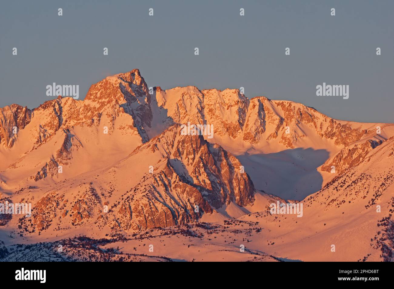Morgenlicht auf einem verschneiten Mount Humphreys und Peaklet im Winter von Bishop California Stockfoto