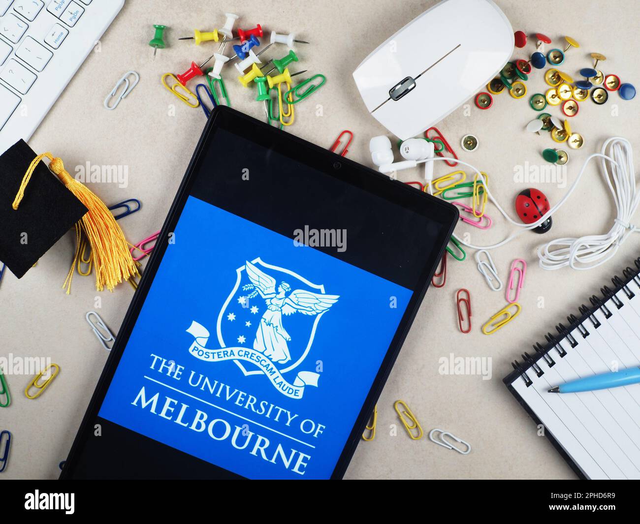 In dieser Fotoabbildung wird das Logo der University of Melbourne auf einem Tablet angezeigt. Stockfoto