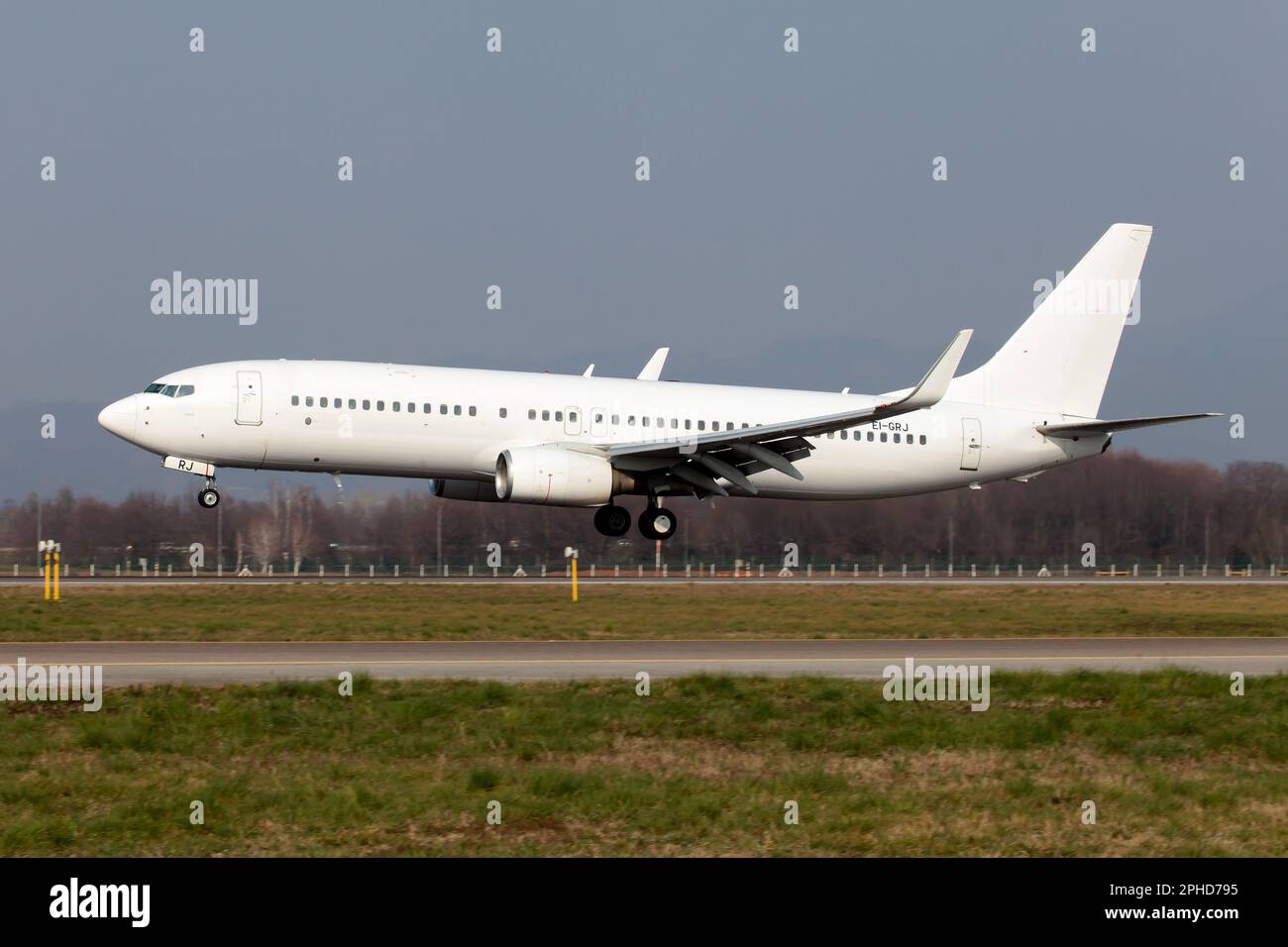 Bergamo, Italien. 04. März 2023. Eine Neos Boeing 737-800 landet am Flughafen Bergamo Orio al Serio in Mailand. Neos ist eine italienische Fluggesellschaft. Es ist eine Tochtergesellschaft von Alpitour. Das Unternehmen betreibt eine Flotte von Boeing 737 Next Generation, 737 MAX und Boeing 787 Flugzeugen mit mehr als 73 Linienflügen zu Inlands-, Europa- und Interkontinentalzielen. (Foto: Fabrizio Gandolfo/SOPA Images/Sipa USA) Guthaben: SIPA USA/Alamy Live News Stockfoto